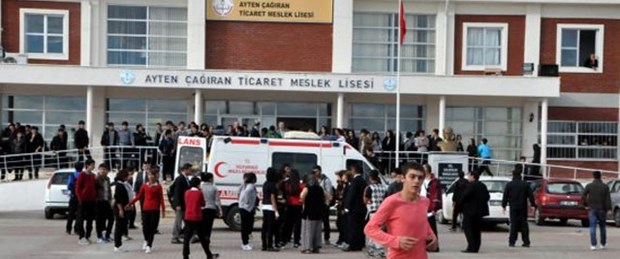 Liseyi basıp dersteki öğrencilere saldırdılar
