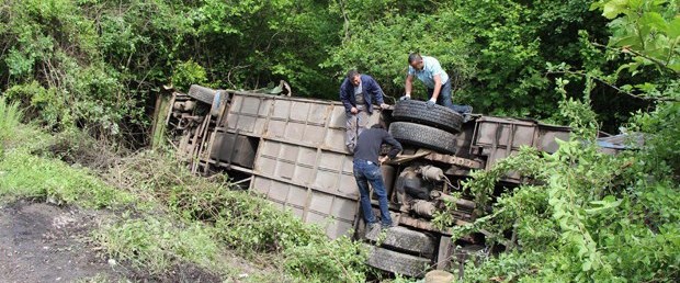 Madencilerin minibüsü TIR'la çarpıştı: 21 yaralı