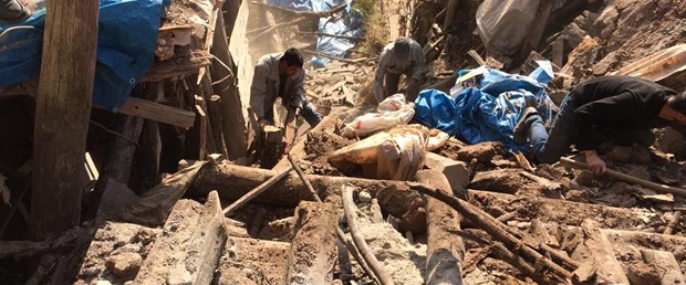 Manisa'da ev çöktü 1 ölü