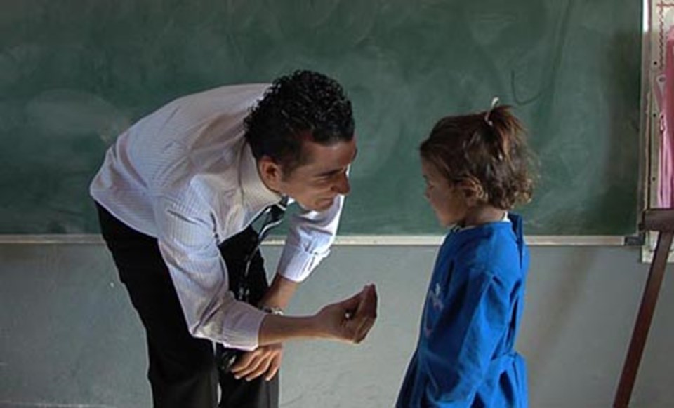 'İki Dil Bir Bavul' adlı film bir Türk öğretmenin, tek kelime Türkçe bilmeyen Kürt çocuklara okuma yazma öğretmeye çalışmasını anlatıyordu.