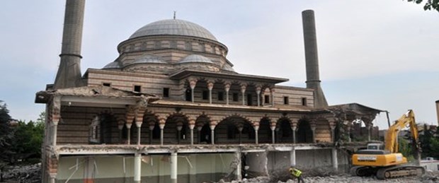 Marmara İlahiyat Vakfı Camii yıkılıyor