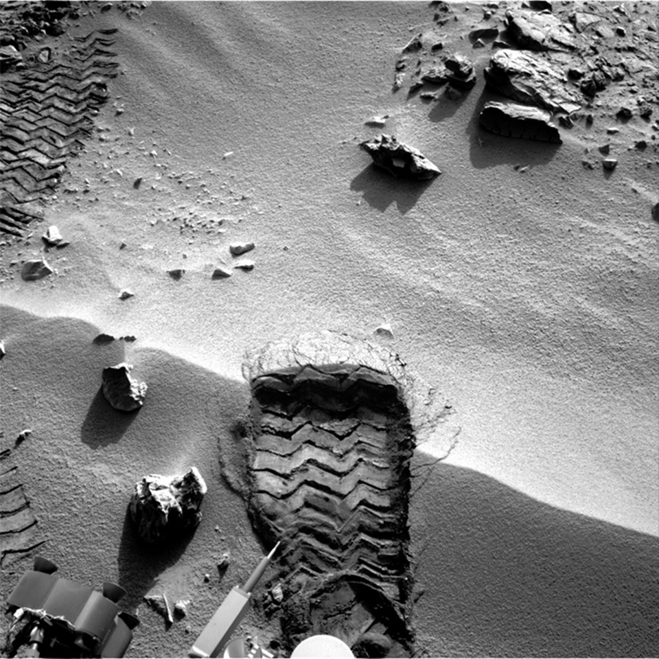 Curiosity'nin tekeriyle Mars kumunda bıraktığı iz.