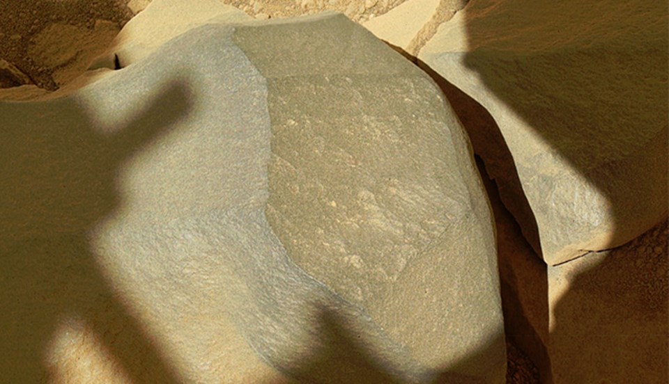 Mars keşif aracının 28 cm mesafeden çektiği 'Bathurst Inlet' adlı kaya.