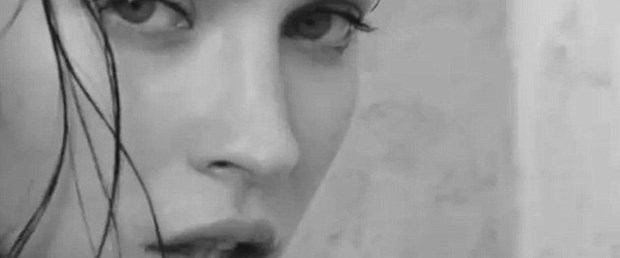 Megan Fox Armani iç çamaşırları için soyundu