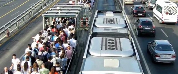 Metrobüs durdu, E-5 bir süre trafiğe kapatıldı