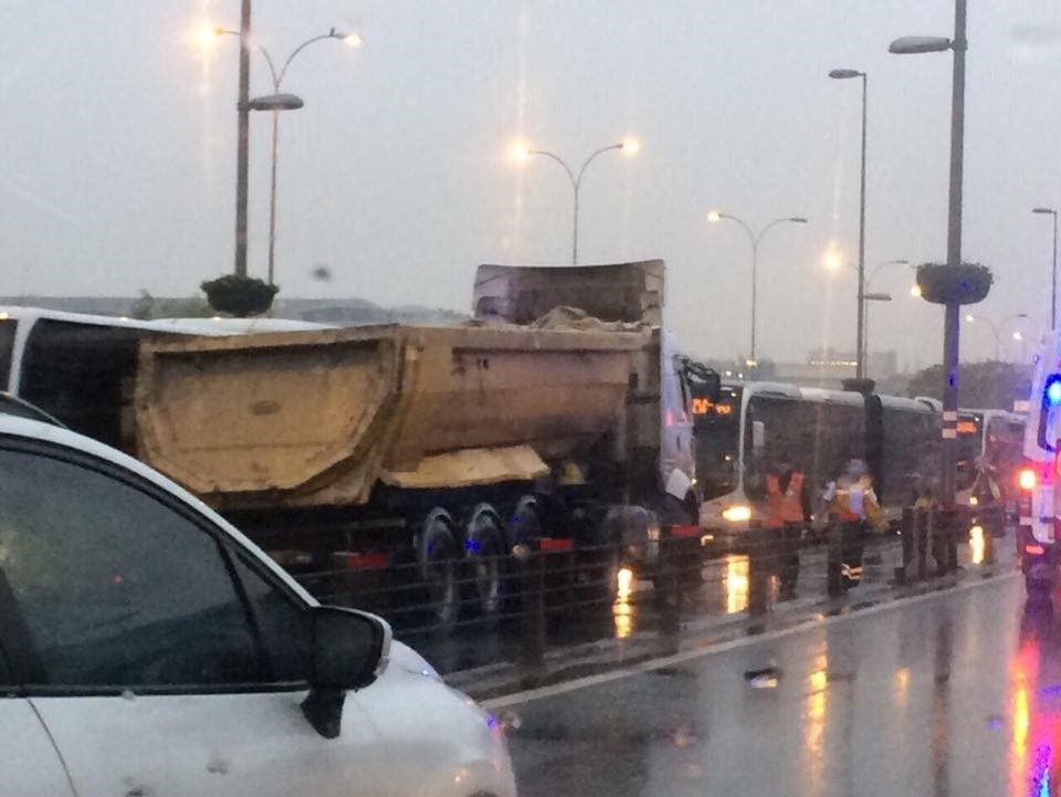 Kaza yaparak metrobüs yoluna giren hafriyat kamyonunu kaldırıldı. (Fotoğraf: Duygu Dener)