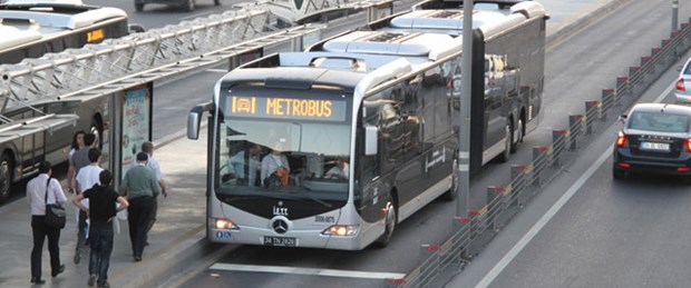 Metrobüs'te silahlı kavga: 1 ölü 2 yaralı
