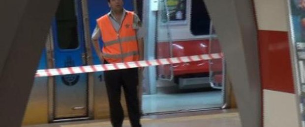 Metronun altında kalan kadın yaşamını yitirdi