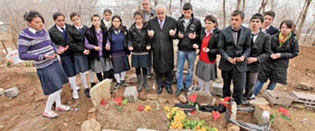 Mezar taşına okul kravatını bağladılar