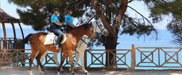 milli-park-atlı-polis.jpg
