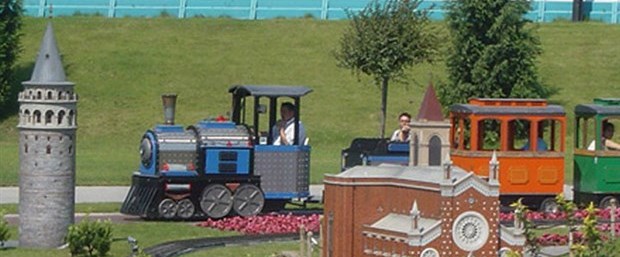 miniaturk-te-korkunc-kaza-mini-trenin-altinda-kaldi-286995-5.jpg