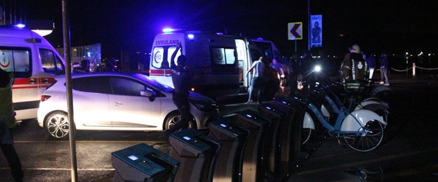 minibus-balik-tutanlara-carpip-denize-uctu-1i-agir-6-yarali_9024_dhaphoto2.jpg