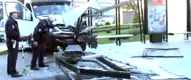 Minibüs durağa daldı: 8 yaralı