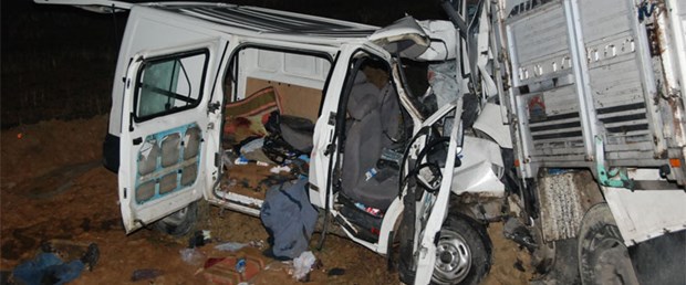 Minibüs ile kamyon çarpıştı: 6 ölü