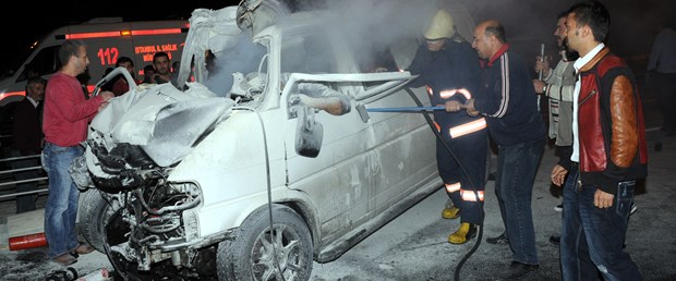 Minibüs kamyona çarptı: 3 ölü