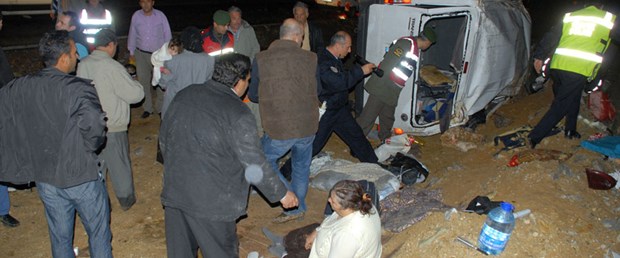 Minibüs şarampole yuvarlandı: 1 ölü