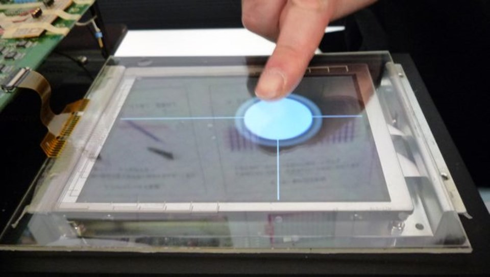 Parmak "3D Touch Panel"e yaklaştırılırken mavi-beyaz daire büyüyor. Panel, parmağın yüksekliğiyle birlikte, hangi hızla yaklaştığını da hesaplayabiliyor.