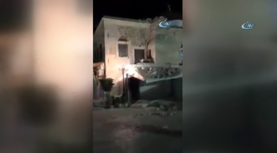 Kos’un merkezinde bulunan Defterdar İbrahim Efendi Cami’sinin minaresi yıkıldı, caminin içi, dışı ve bahçesinde de büyük hasar meydana geldi.