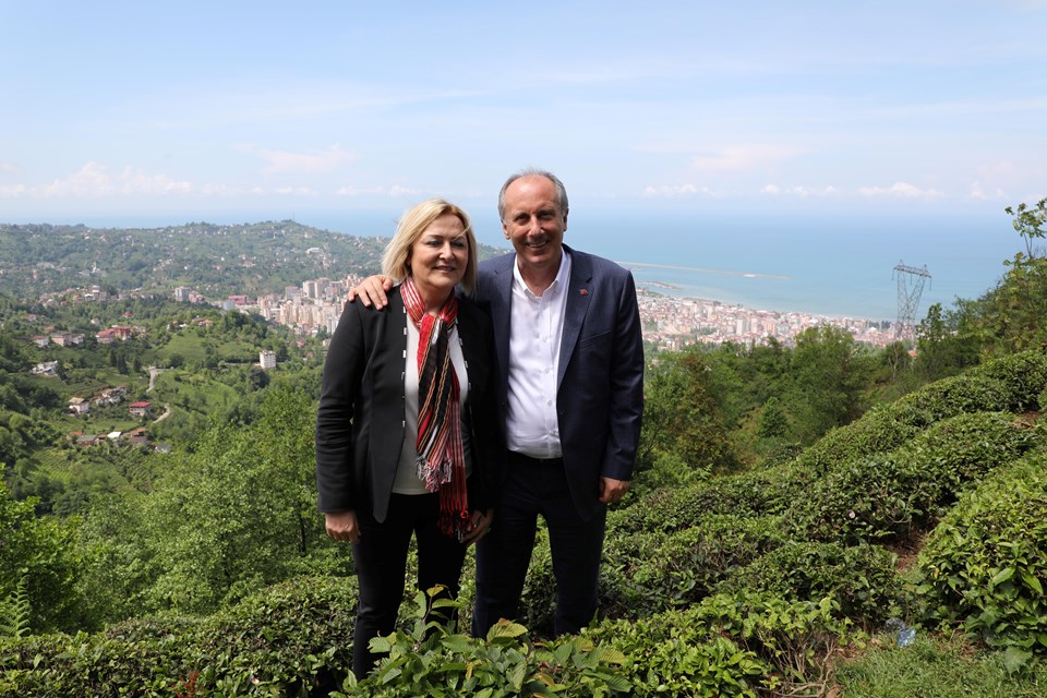 Muharrem İnce, eşi Ülkü İnce ile bir yaş çay bahçesinde hatıra fotoğrafı da çektirdi.