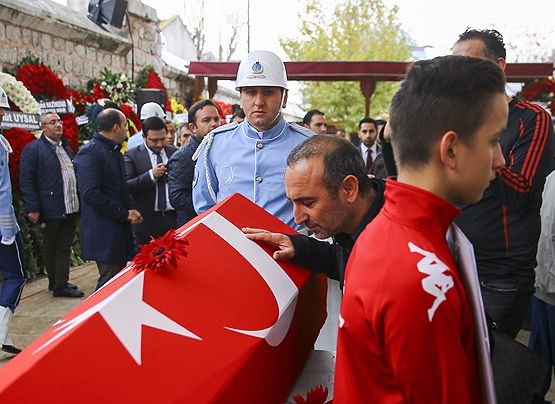 EN BÜYÜK RAKİBİ DE YALNIZ BIRAKMADI