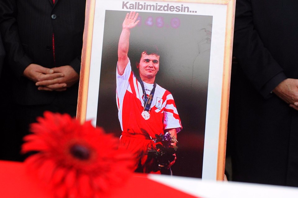 TABUTU TÜRK BAYRAĞINA SARILDI