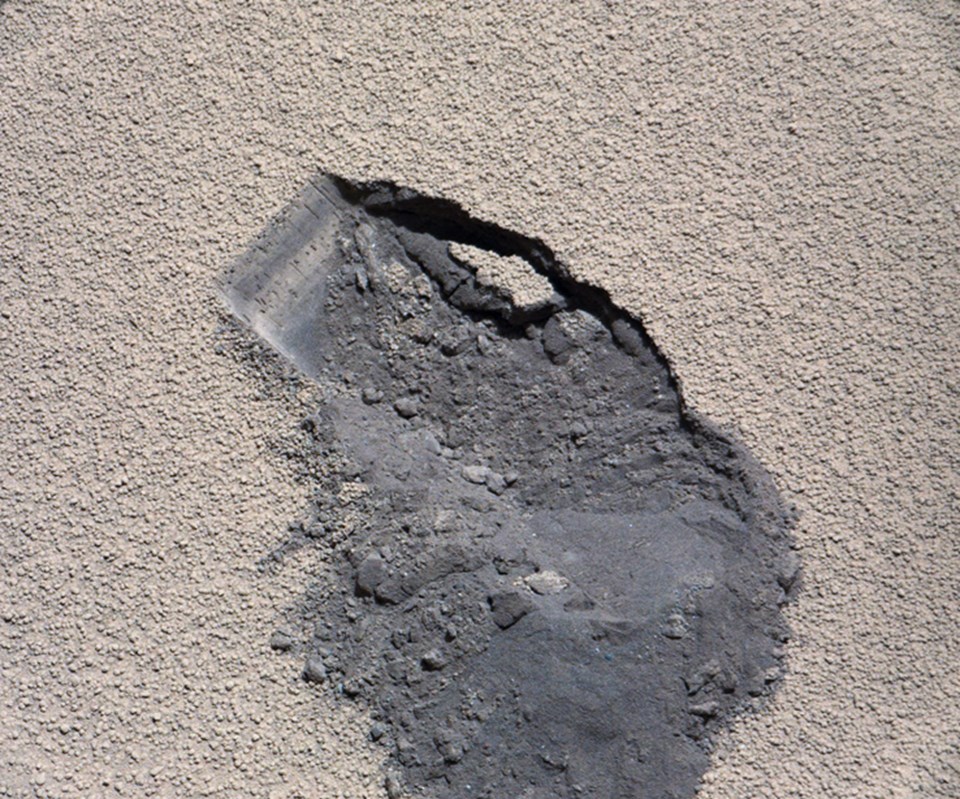 Curiosity'nin, 61'inci Mars gününde (7 Ekim 2012) Rocknest bölgesinde aldığı ilk 'kepçe' (büyütmek için tıklayın).
