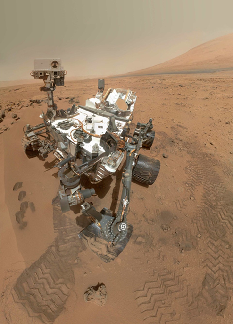 Curiosity, MAHLI (Mars El Lens Tarayıcısı) cihazıyla kendisine ait çok sayıda fotoğrafı Dünya'ya gönderdi ve hepsi birleştirilerek bu görüntü elde edildi (büyütmek için tıklayın).