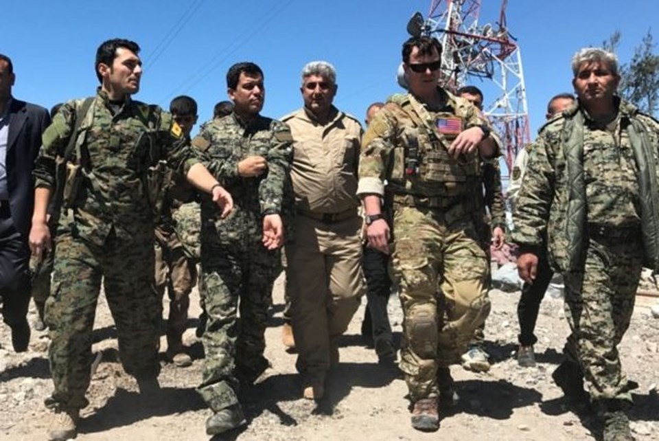 Bir ABD komutanının Suriye'de vurulan PKK/YPG mevzisini ziyaret sırasında çekilmiş bir fotoğraf. (Mazlum Kobani-soldan ikinci) 
