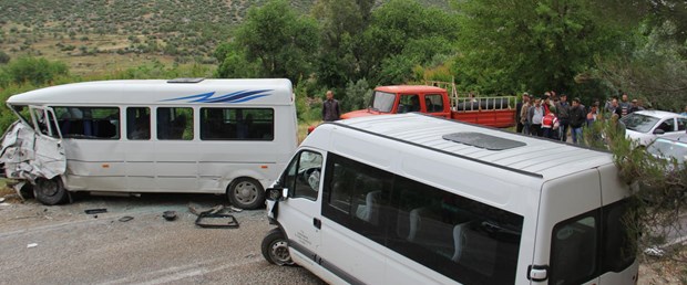 Öğrenci servisi ile minibüs çarpıştı: 17 yaralı