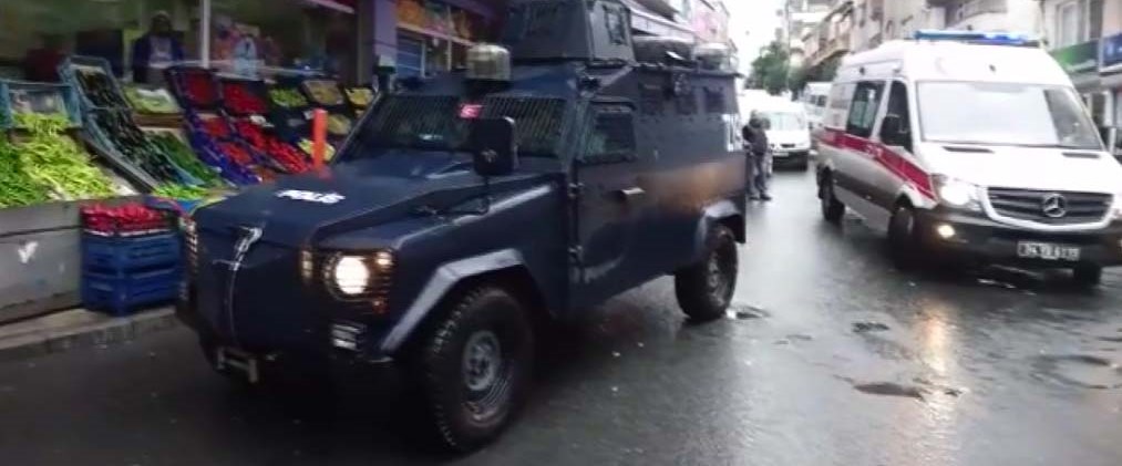 İstanbul Okmeydanı'da iki grup arasında taş,...