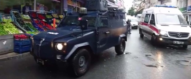 İstanbul Okmeydanı'da iki grup arasında taş,...