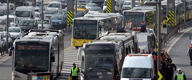 Okmeydanı'nda metrobüs kazası: 2 yaralı