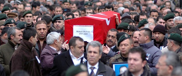 Oktay toprağa verildi, sorular hala yanıtsız