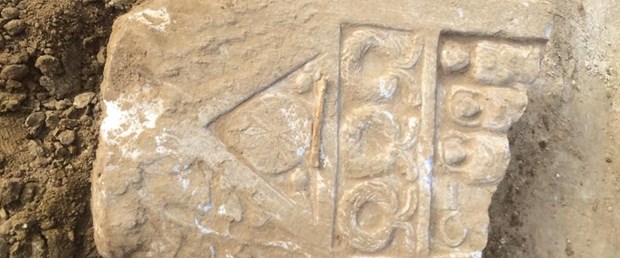okul-temeli-kazisinda-roma-donemine-ait-mezar-tasi-bulundu-_4003_dhaphoto1.jpg