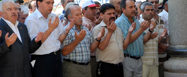 Ölen Uygur Türkleri için gıyabi cenaze namazı