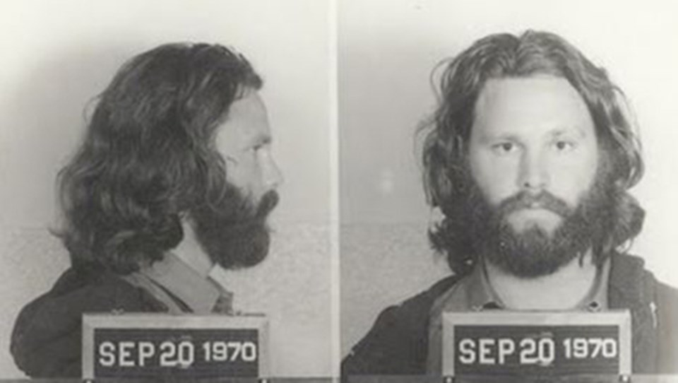 Morrison'ın bir yıl sonra olayla ilgili olarak tutuklandığı sırada çekilen fotoğrafı.