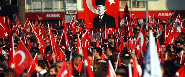 Onbinlerce İzmirli ‘Andımız’ı okudu