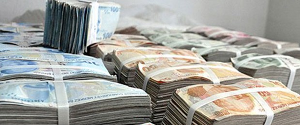 Otomobil bagajından 490 bin lira çalındı