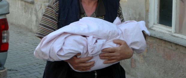 Otomobil kaldırıma çıktı: 1 bebek öldü