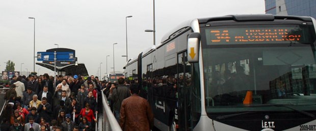 Otomobil metrobüse çarptı
