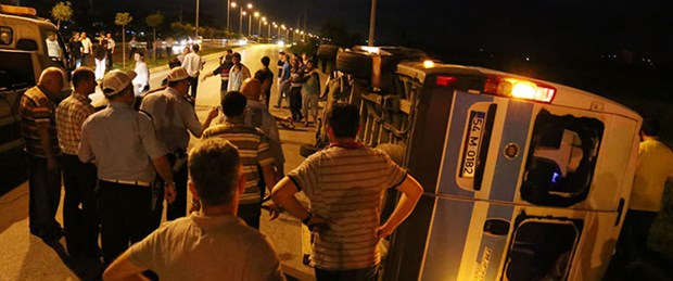 Otomobil minibüsün şeridine geçti: 17 yaralı
