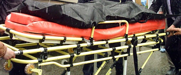 Otomobilde gördüğü kız kardeşini bıçakladı