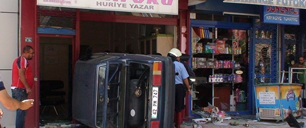 Otomobiliyle kuaföre girdi