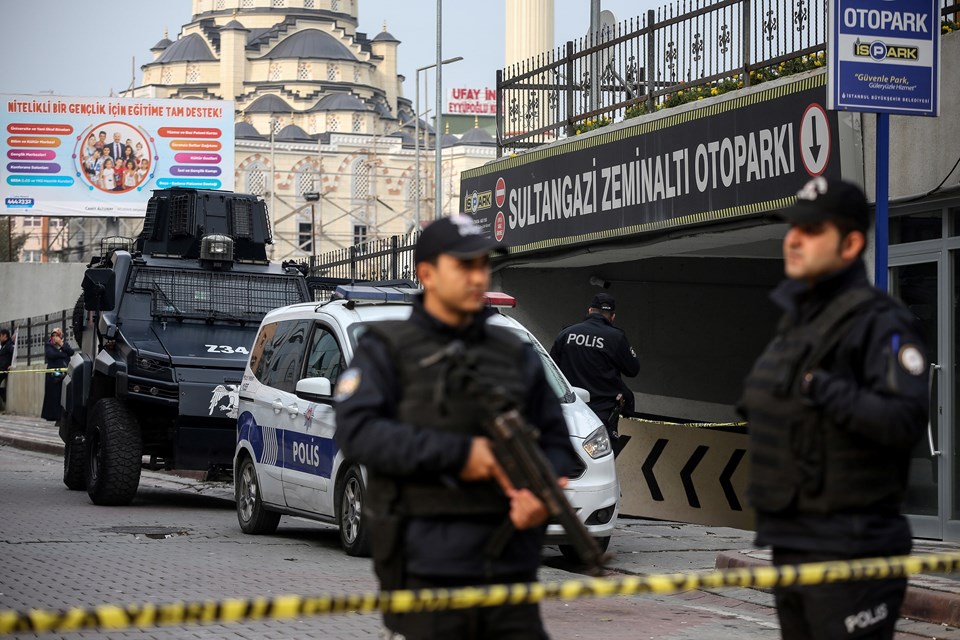 Sultangazi'deki otoparkın önünde emniyet güçleri güvenlik önlemi aldı.