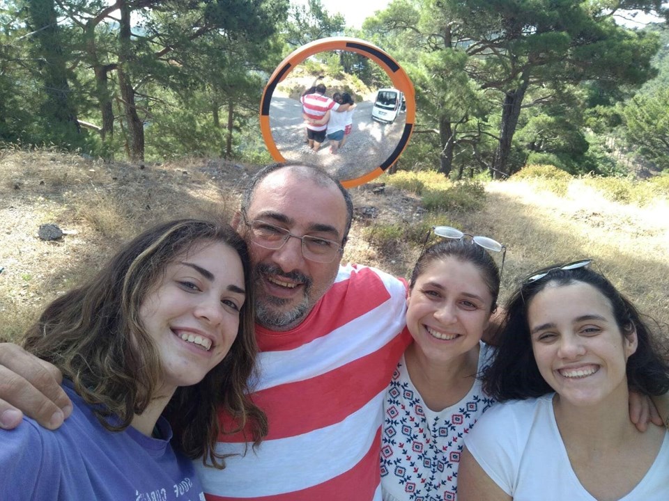 Nazlı Çiçek (en sağda) ailesiyle birlikte.