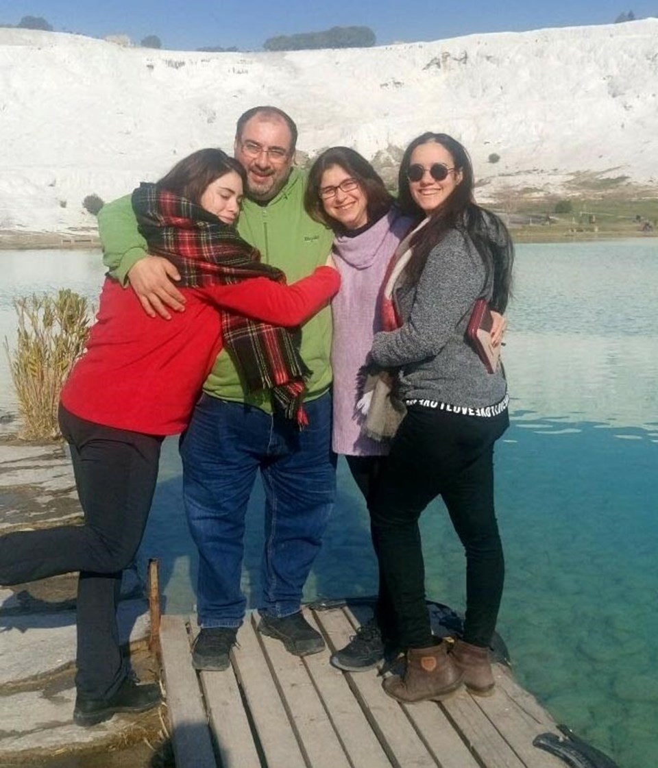 Nazlı Çiçek (en sağda) ailesiyle...