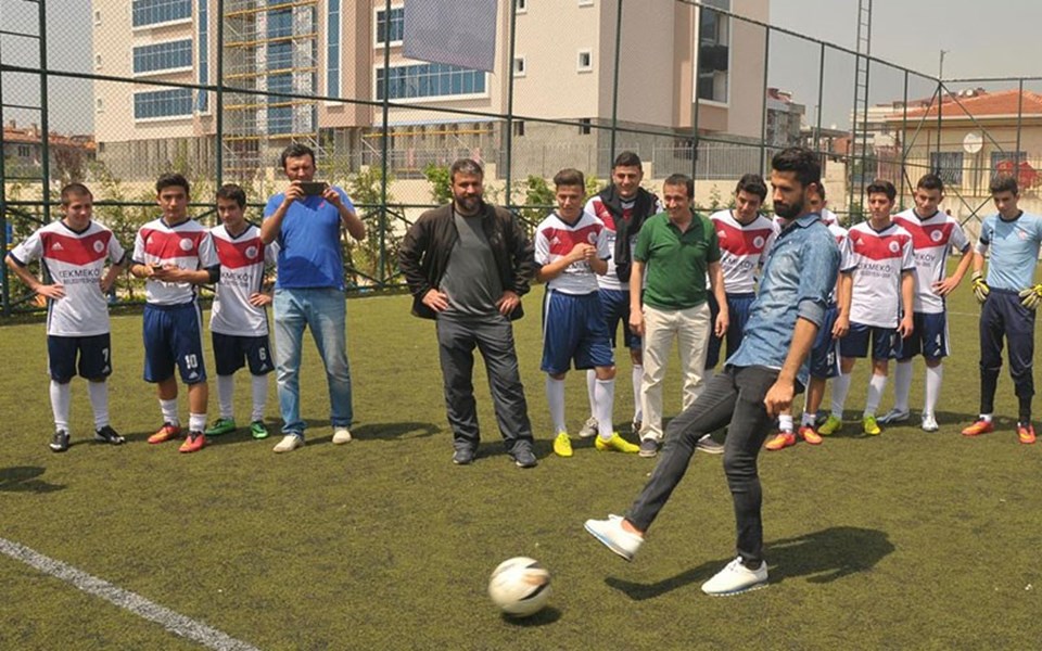 Futbolcular Alper ve Hasan Ali halı sahada Çekmeköysporlu kaleciye birer şut çektiler