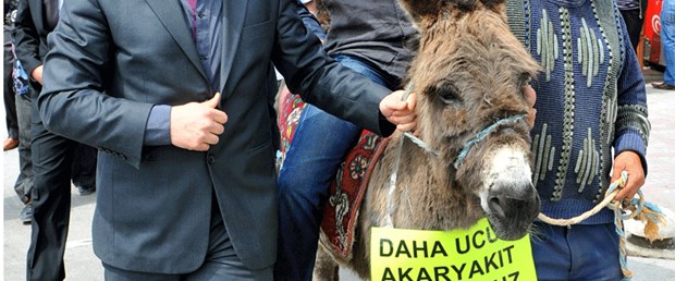 Pahalı biletlere 'eşekli' protesto