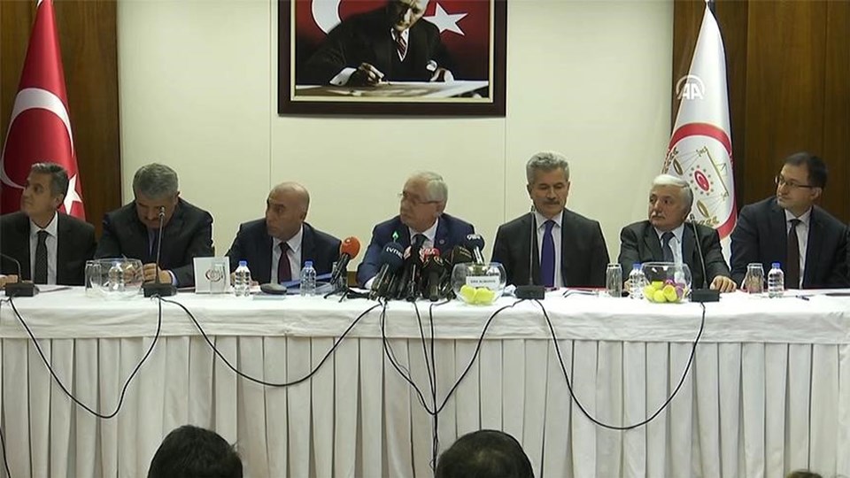 Siyasi partilerin, 31 Mart'ta yapılacak Mahalli İdareler Seçimlerinde kullanılacak birleşik oy pusulasındaki yerleri kurayla belirlendi.