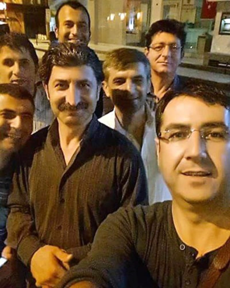 Patlamada hayatını kaybeden Nevzat Sayan (en arkada sağda), Yılmaz Elmascan (solda), Bilgen Parlak (ortada) ve Rıdvan Akgül'den (fotoğrafı çeken) geriye aynı karede çekildiği bu fotoğraf kaldı.